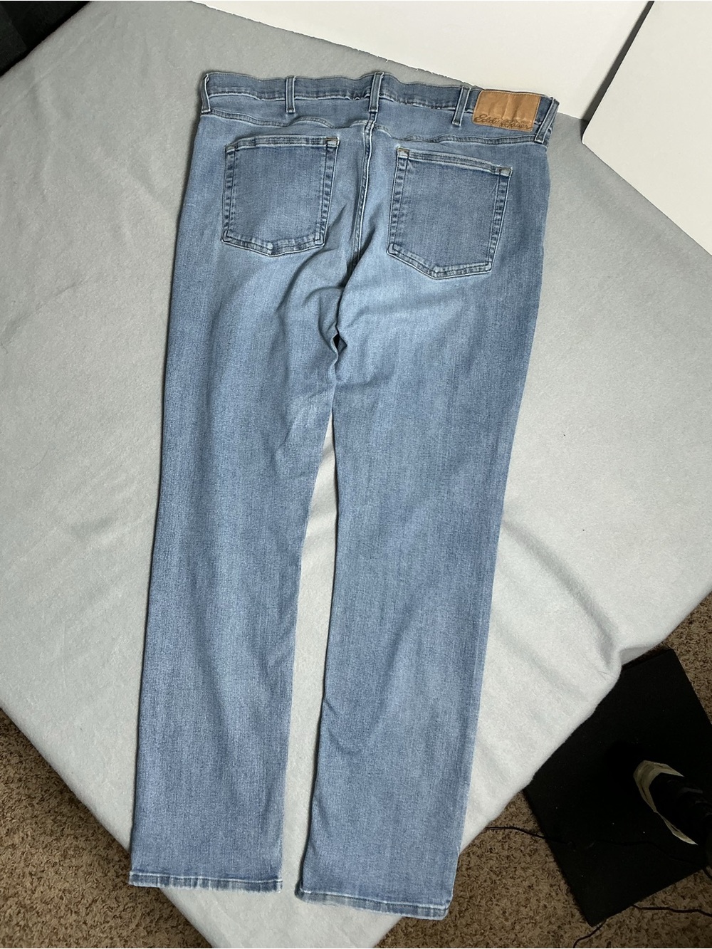 Eddie Bauer Menβs 40x32 Light Wash Straight Leg Jeans Classic Denim - Picture 4 of 11